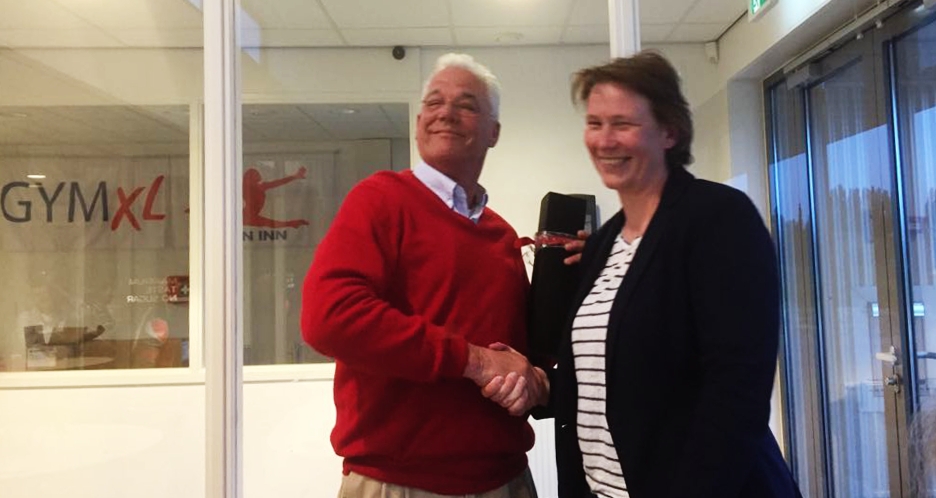 Foto: ASF voorzitter Juliette van Balen schudt de hand van vertrekkend vice-voorzitter Joost Bos